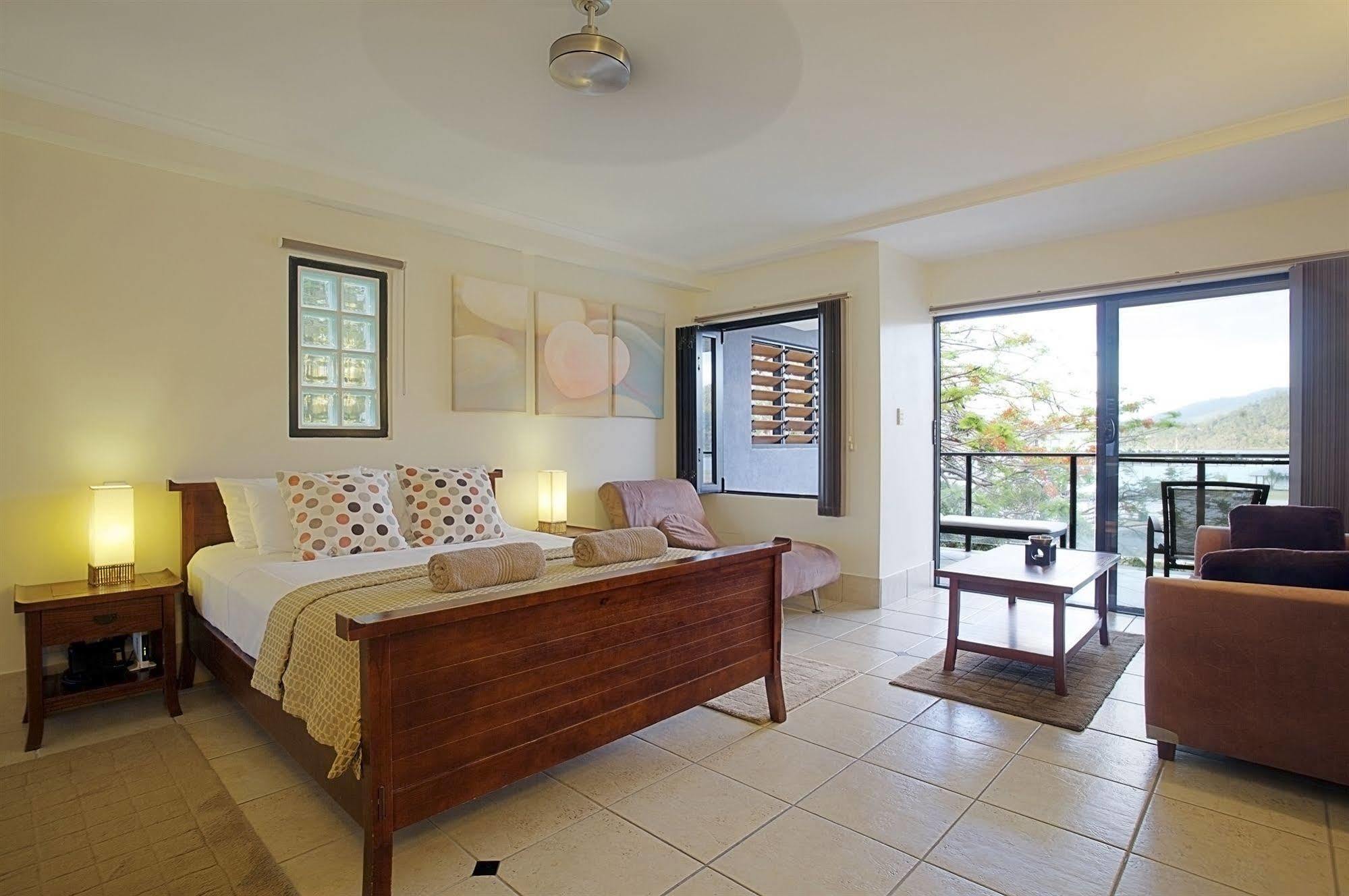 Aparthotel At Waterfront Whitsunday Retreat - Adults Only Airlie Beach Exterior foto