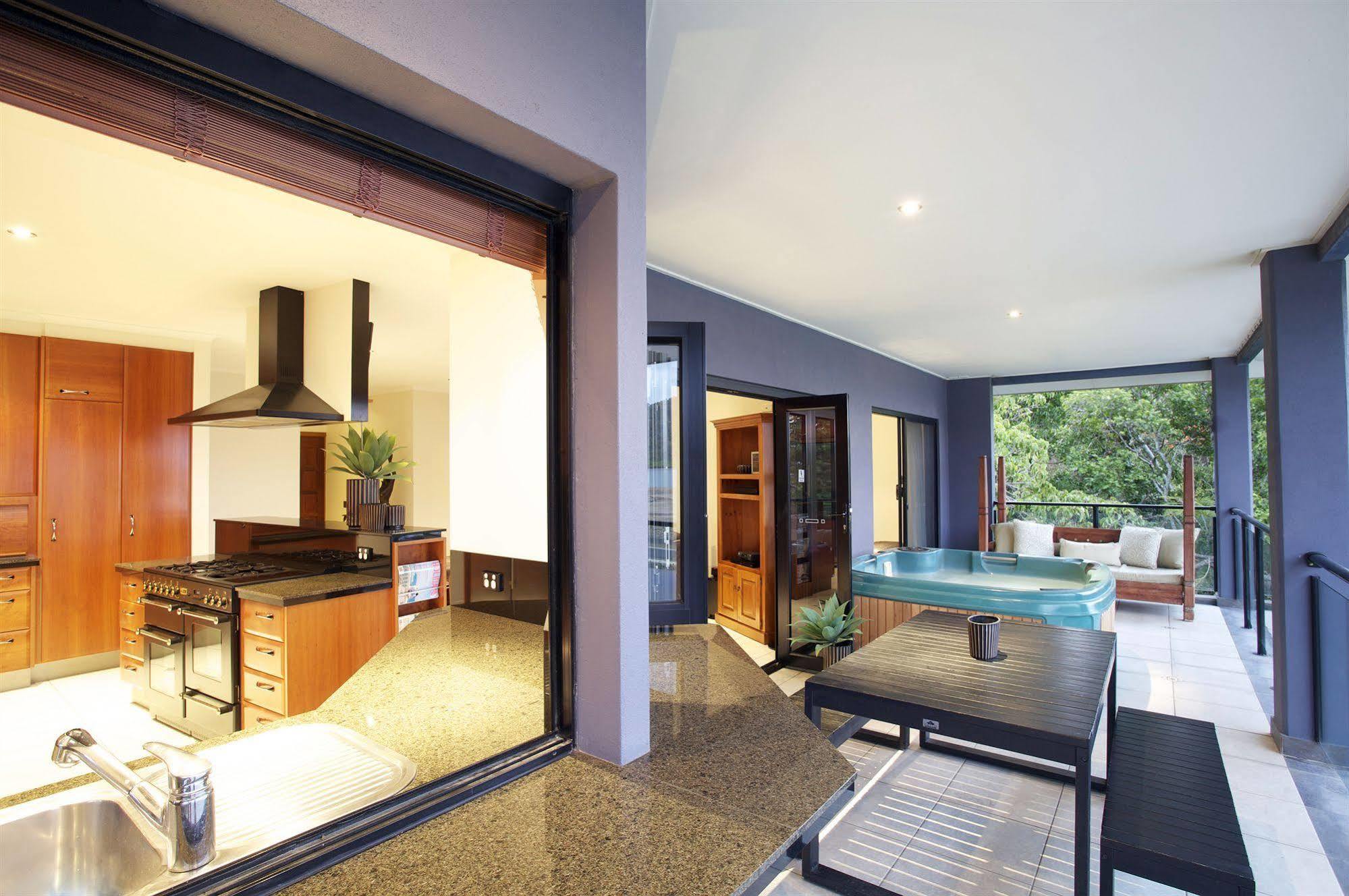 Aparthotel At Waterfront Whitsunday Retreat - Adults Only Airlie Beach Exterior foto